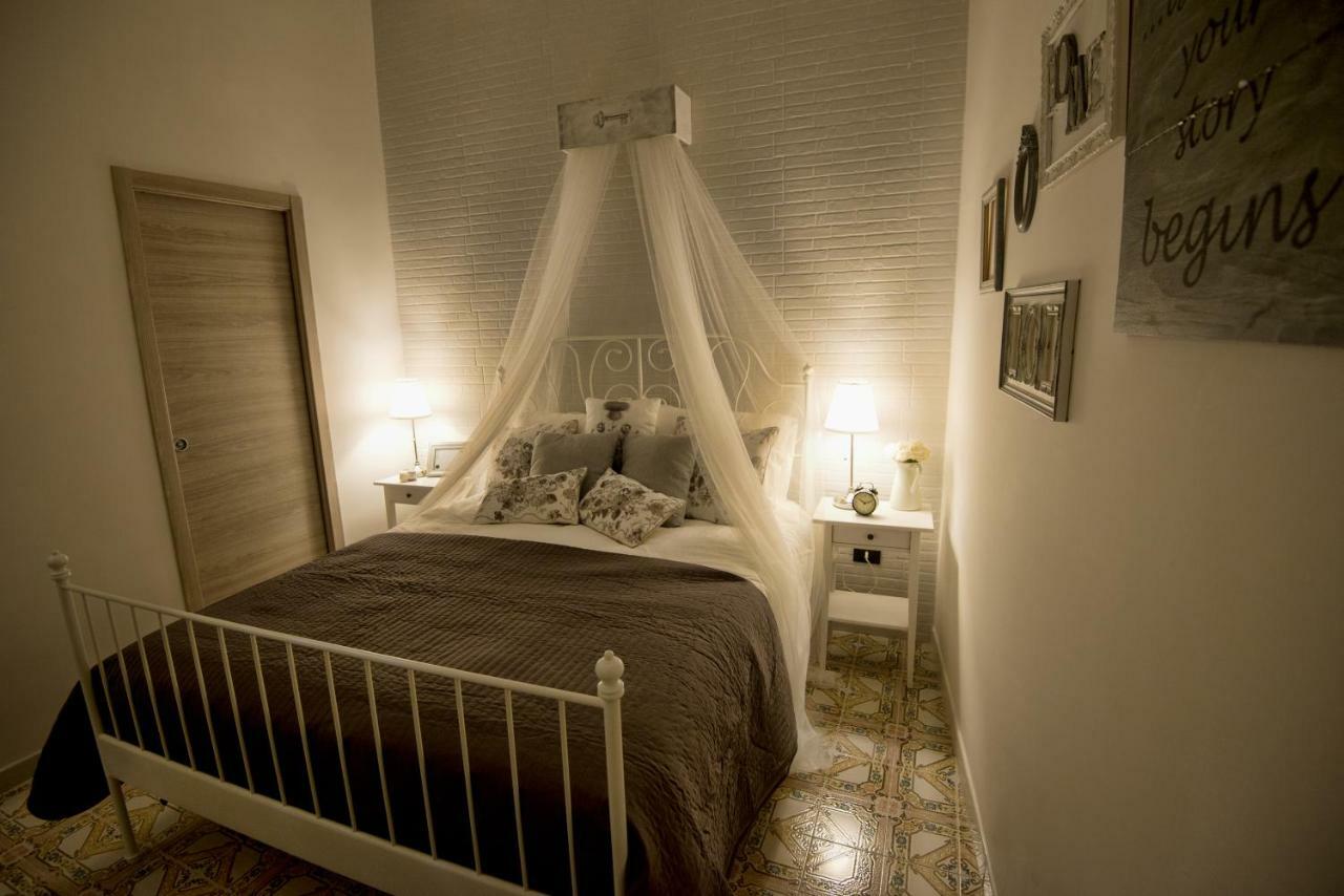 Elegant B&B - Il Vicolo Storico Σαλέρνο Εξωτερικό φωτογραφία
